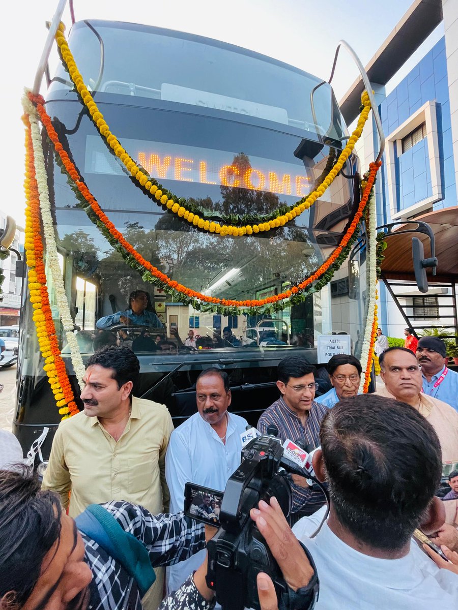 GoluShuklaInd's tweet image. एवं समस्त इंदौरवासियों को हार्दिक बधाई!

शुभारंभ कार्यक्रम में महापौर श्री पुष्यमित्र भार्गव जी, नगर भाजपा अध्यक्ष श्री गौरव रणदीवे जी, श्री सुदर्शन गुप्ता जी सहित बड़ी संख्या में गणमान्य नागरिक उपस्थित रहे।

#IndoreProgress #DoubleDeckerBus #IndoreDevelopment #SmartCityIndore