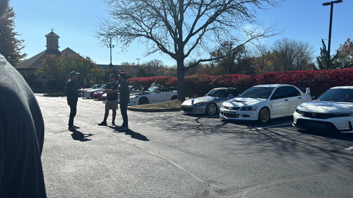 SomeDumbYote's tweet photo. Went to car meet: 

Its all hondas….
Except the 1 mitsubishi https://t.co/3R4DWehx7A