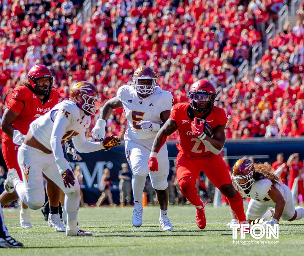 _JT_Smith's tweet photo. A few 🔥 📸 from the #Bearcats 24-14 win #UCHC24 #TFON #Big12 https://t.co/lUJSrsSQyD