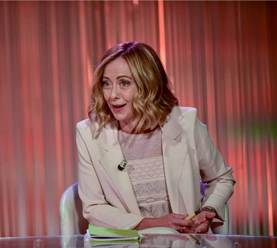 Nella visione di paese di #Meloni la magistratura è assoggettata alla politica, decide il politico chi processate e chi no, quali reati perseguire e quali no. Ma vi sembra una cosa normale? E tutti i suoi elettori che postano questi deliri, 
vi sembrano sani di mente?