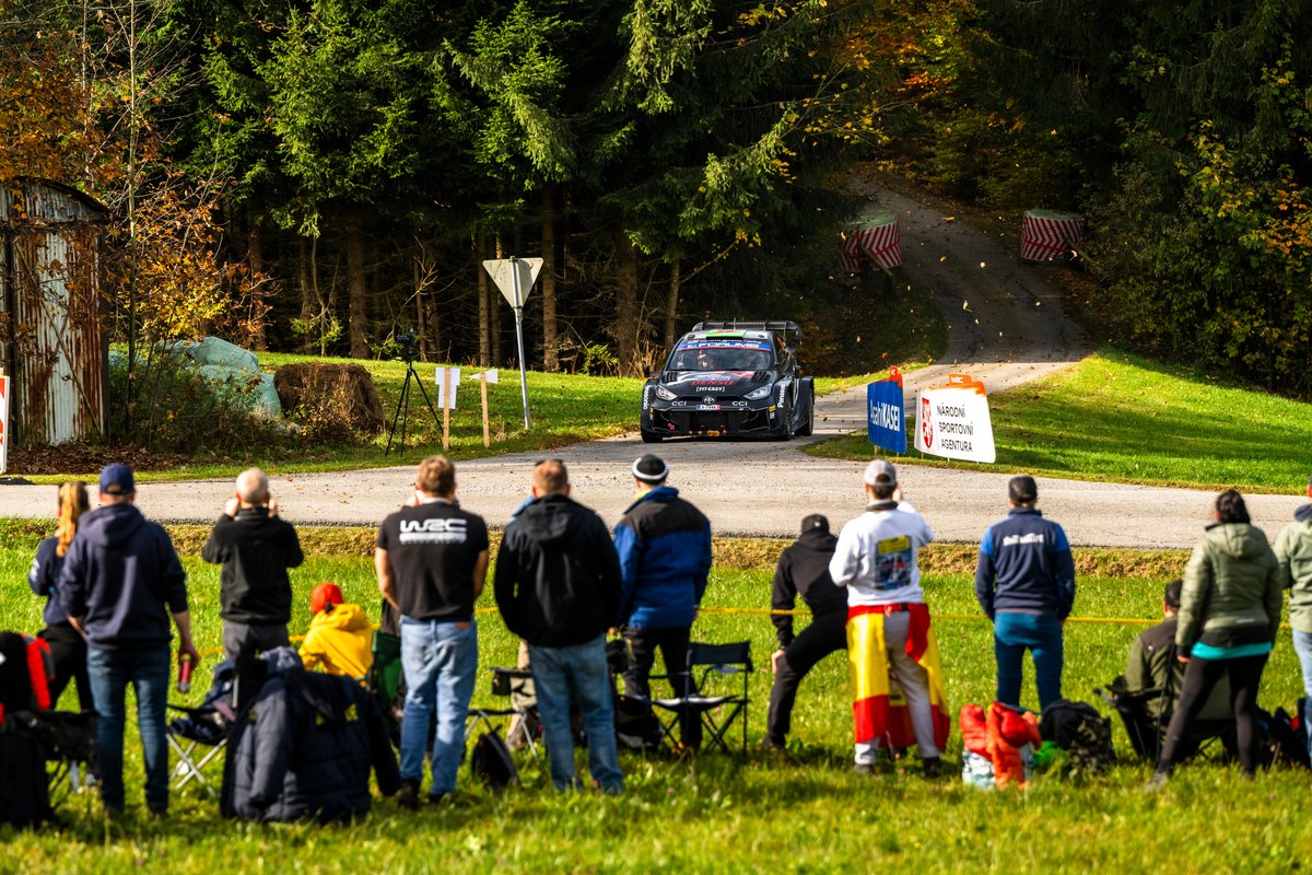 LVRally's tweet photo. @officialwrc @cerwrc 🇨🇿🇦🇹🇩🇪 uzvaru pēdējos ātrumposmos sev nodrošināja @OttTanak, tādējādi intrigu par titulu saglabājot līdz pat pēdējam posmam Japānā. Otrajā vietā finišu sasniedza @ElfynEvans, bet @thierryneuville trešajā pozīcijā.
📸 #RedBullContentPool
#WRC #CER2024 🇪🇺 https://t.co/I8Qj2yFgzq