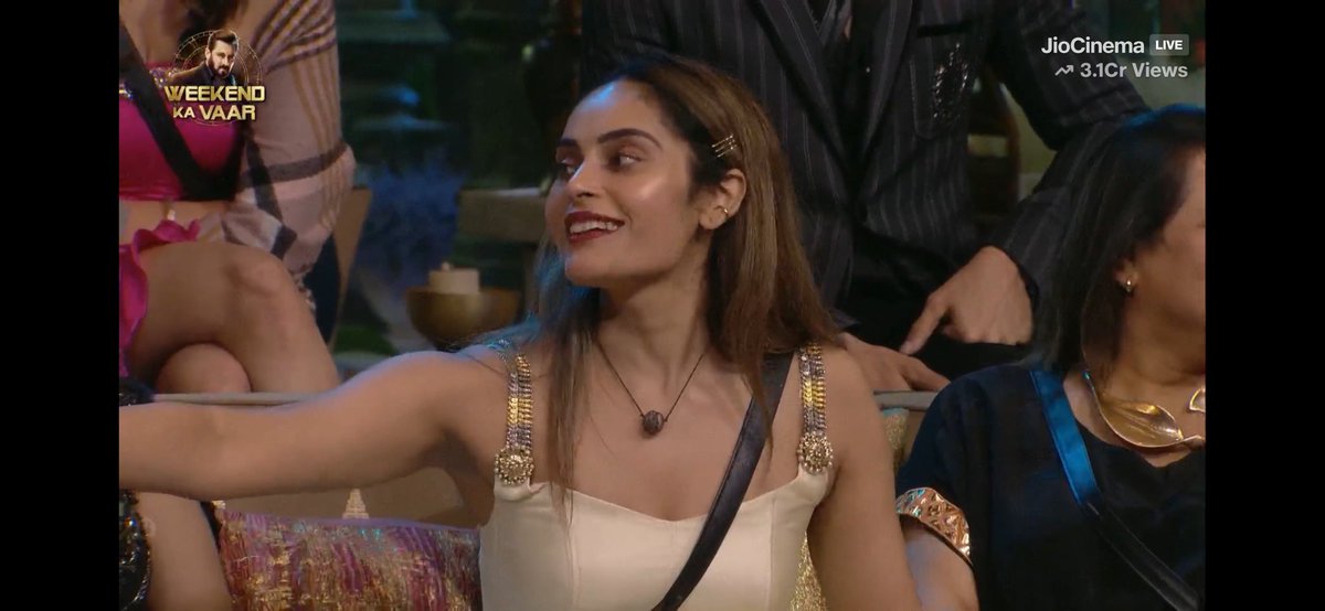 I still remember how #ShrutikaArjun wanted Salman to just talk to her in WKVs, the respect in the way she stands up is kind of adorable. May she get to talk to Salman for all the weeks till the end. Fingers crossed ? Fingers crossed. 
#BiggBoss18• #BB18