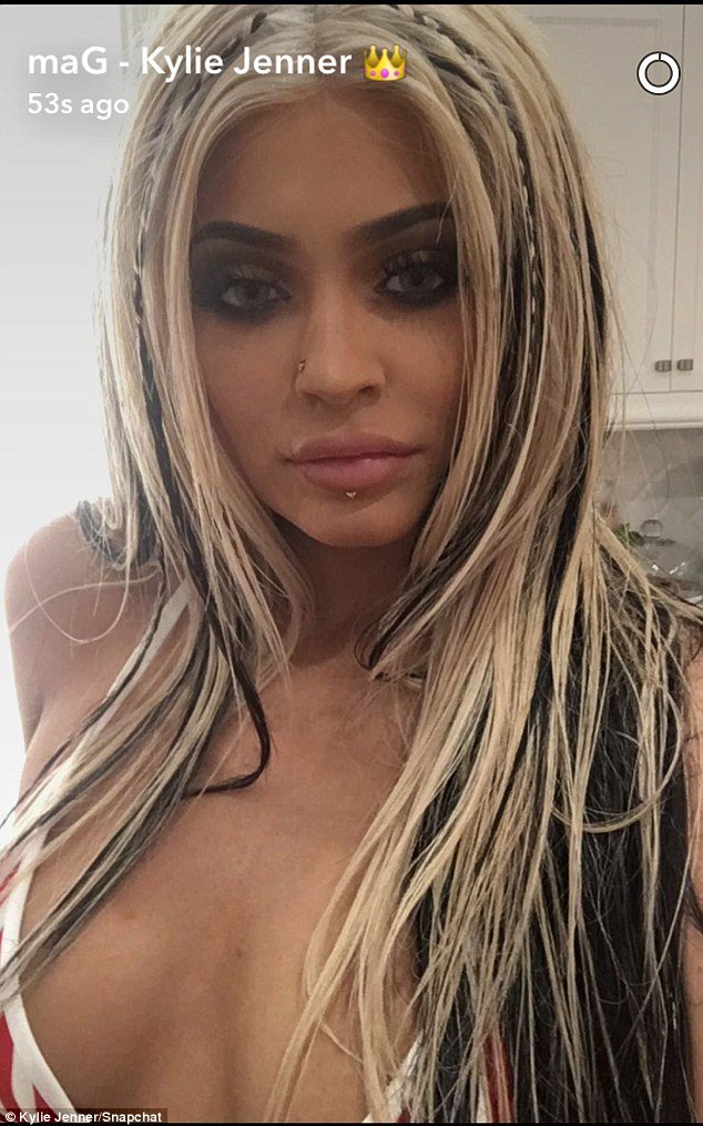 BOTTLEBLONDEZ's tweet photo. celebrity halloween costumes: a thread

Kylie jenner as xtina (2016) https://t.co/HyJFwRdZBv