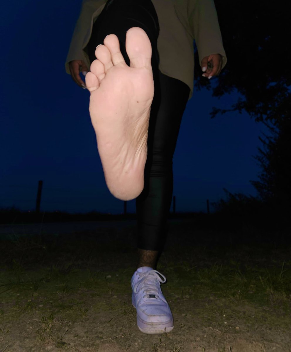 Auf allen vieren jetzt vor deiner Göttin zu knien und zu gehorchen, wäre jetzt dein Traum. 
Zu mir aufzuschauen und ich drück dir meine Füße in deine fresse würde dich zum explodieren bringen. 
Trau dich Loser!😈