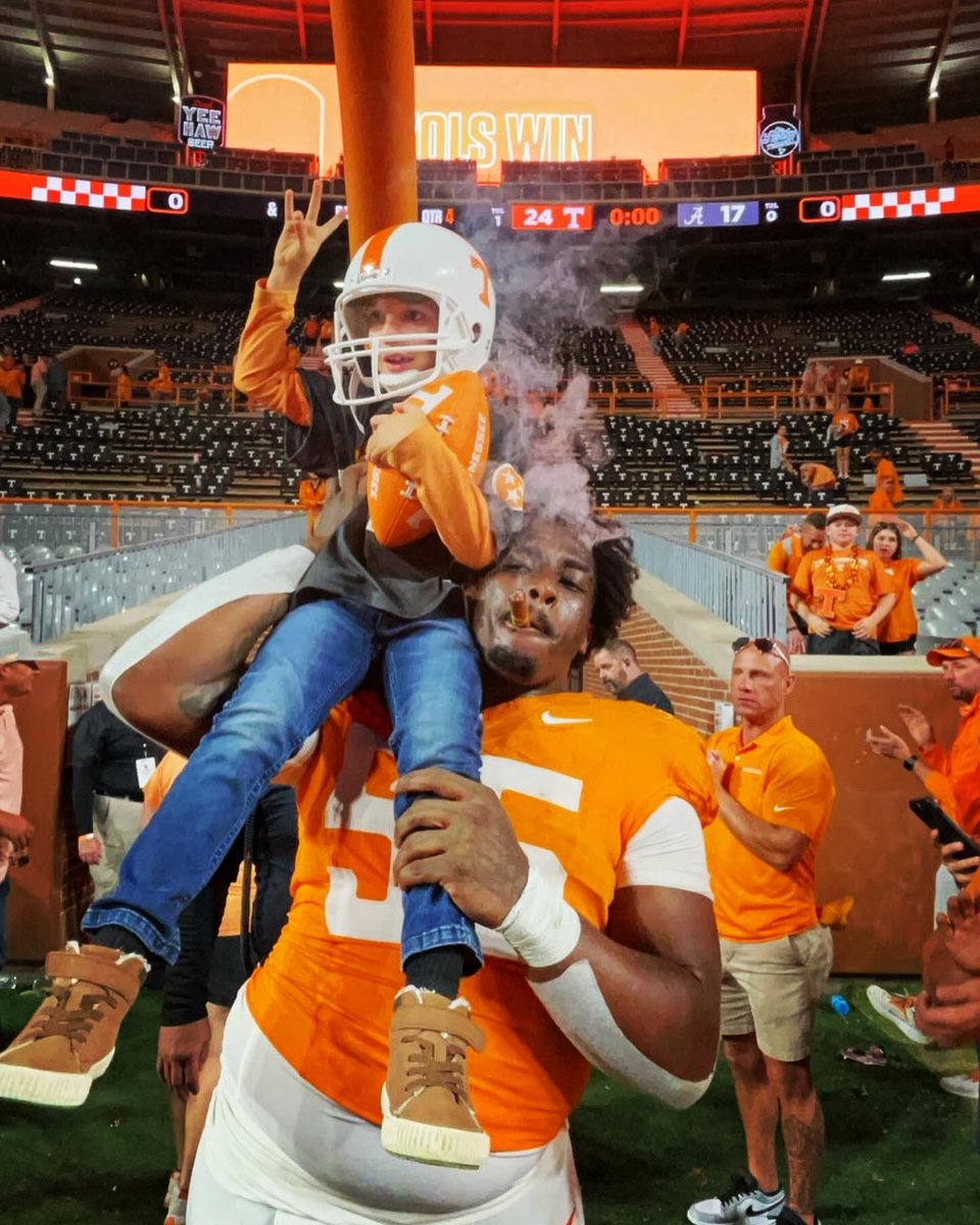 Debi Akin tweet media