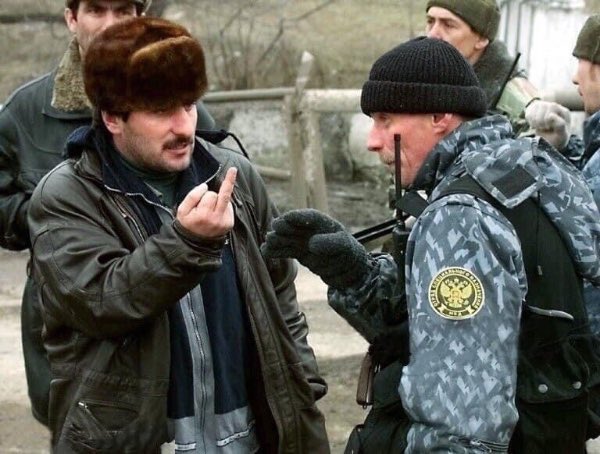caucasusvisuals's tweet photo. A Chechen man argues with a Federal police officer who refuses him to enter Chechnya 12 January 2000 at Chechen-Ingush border check point not far from the village of Sleptsovskaya. 

Photo: Alexander Nemenov / AFP https://t.co/oBZExoKFag