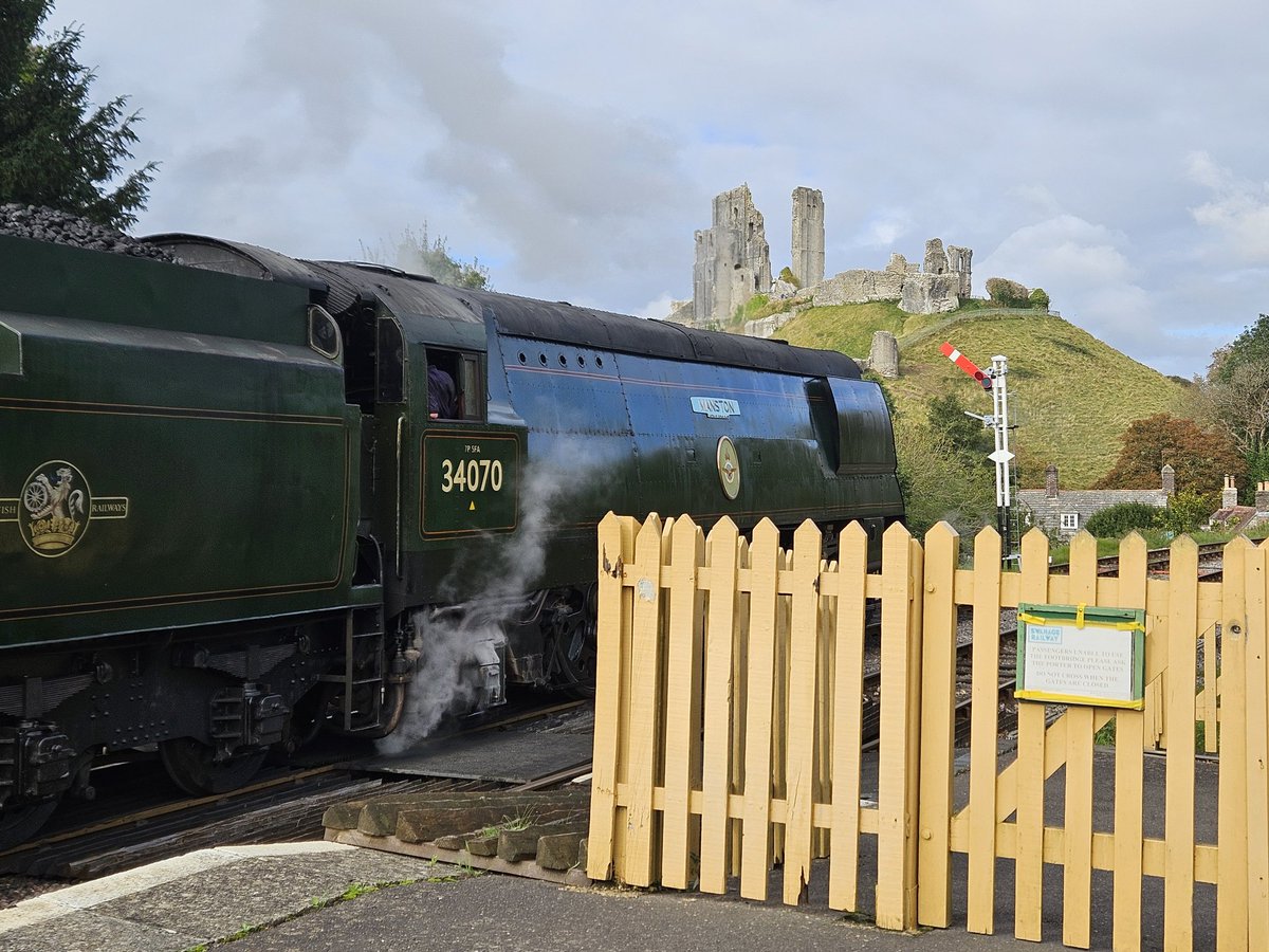 LadyALytham's tweet image. The scenic photos of Corfe with the castle and the steam trains. #CorfeCastle #Corfe