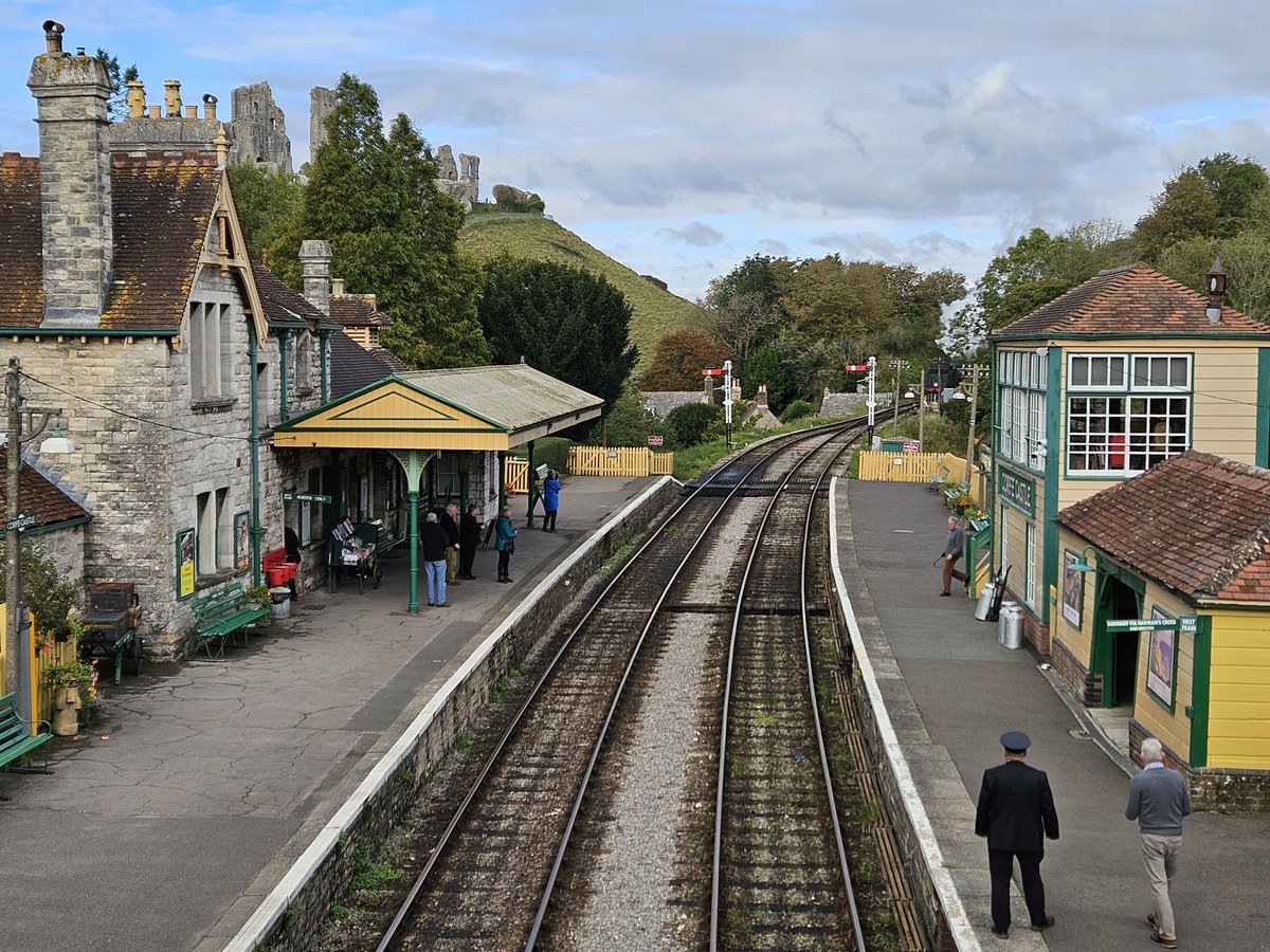 LadyALytham's tweet image. The scenic photos of Corfe with the castle and the steam trains. #CorfeCastle #Corfe