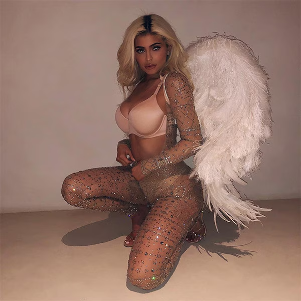 BOTTLEBLONDEZ's tweet photo. the kardashians as Victoria secret angels, 2018 https://t.co/P9zWdhFNRs