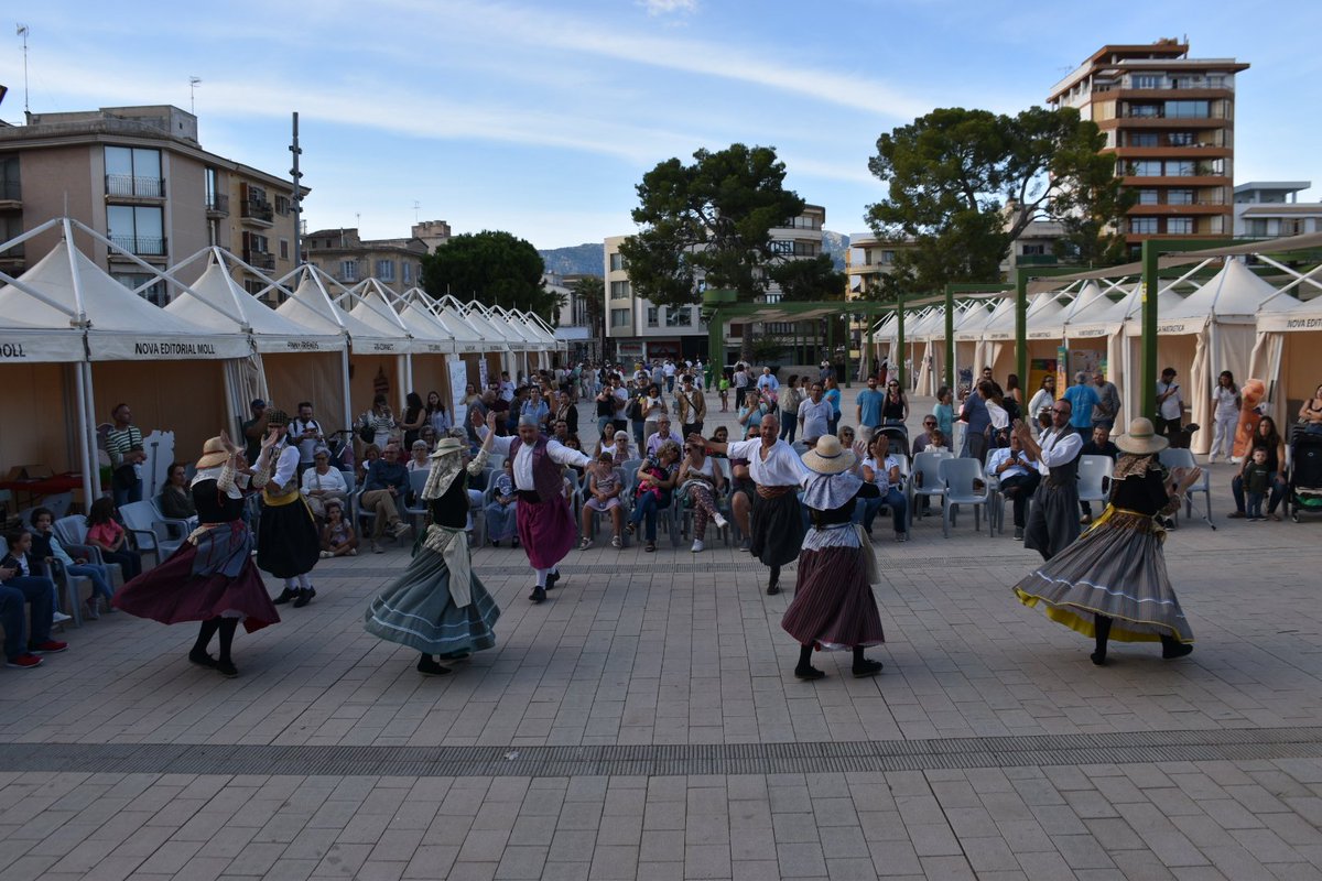 Mostra de ball mallorquí a la Plaça Mallorca! 💃🕺 L'agrupació Revetla d'Inca ens ha fet gaudir d'una tarda plena de cultura i tradició. 🎶✨ Un espectacle que ens ha connectat amb les arrels! #FiresInca2024 <a href="/incaciutat/">Ajuntament d’Inca</a>