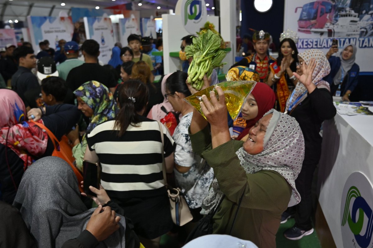 LPP_MALAYSIA's tweet photo. 𝗛𝗔𝗥𝗜 𝗧𝗘𝗥𝗔𝗞𝗛𝗜𝗥 𝗣𝗥𝗢𝗚𝗥𝗔𝗠 𝗠𝗔𝗗𝗔𝗡𝗜 𝗥𝗔𝗞𝗬𝗔𝗧 𝟮𝟬𝟮𝟰 𝗦𝗔𝗬𝗔𝗡𝗚𝗜 𝗦𝗔𝗕𝗔𝗛

Menerima kunjungan dari Menteri Perdagangan Dalam Negeri dan Kos Sara Hidup YB Datuk Armizan Mohd Ali di Reruai KPKM.

https://t.co/ngKI3zJP5B https://t.co/ou4bIrZn2P