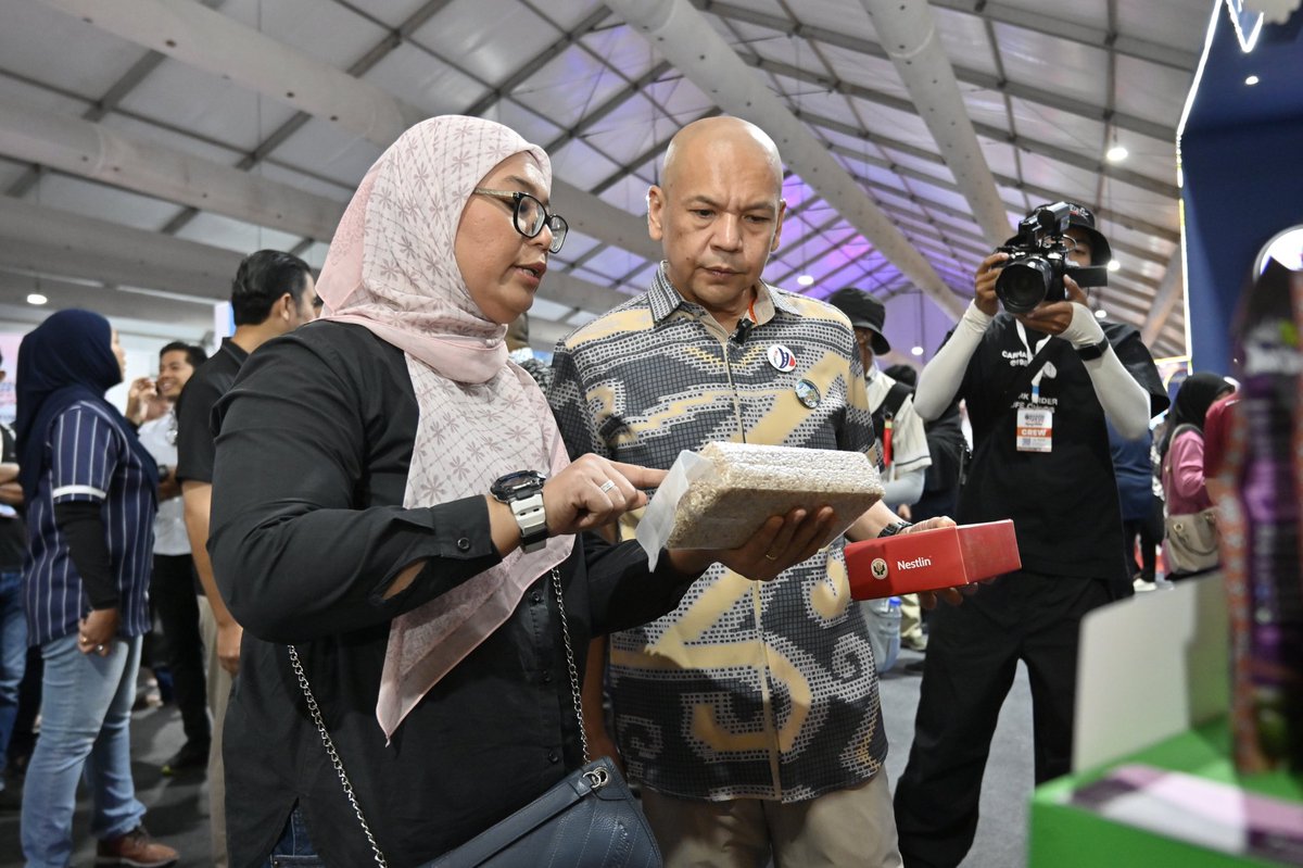 LPP_MALAYSIA's tweet photo. 𝗛𝗔𝗥𝗜 𝗧𝗘𝗥𝗔𝗞𝗛𝗜𝗥 𝗣𝗥𝗢𝗚𝗥𝗔𝗠 𝗠𝗔𝗗𝗔𝗡𝗜 𝗥𝗔𝗞𝗬𝗔𝗧 𝟮𝟬𝟮𝟰 𝗦𝗔𝗬𝗔𝗡𝗚𝗜 𝗦𝗔𝗕𝗔𝗛

Menerima kunjungan dari Menteri Perdagangan Dalam Negeri dan Kos Sara Hidup YB Datuk Armizan Mohd Ali di Reruai KPKM.

https://t.co/ngKI3zJP5B https://t.co/ou4bIrZn2P