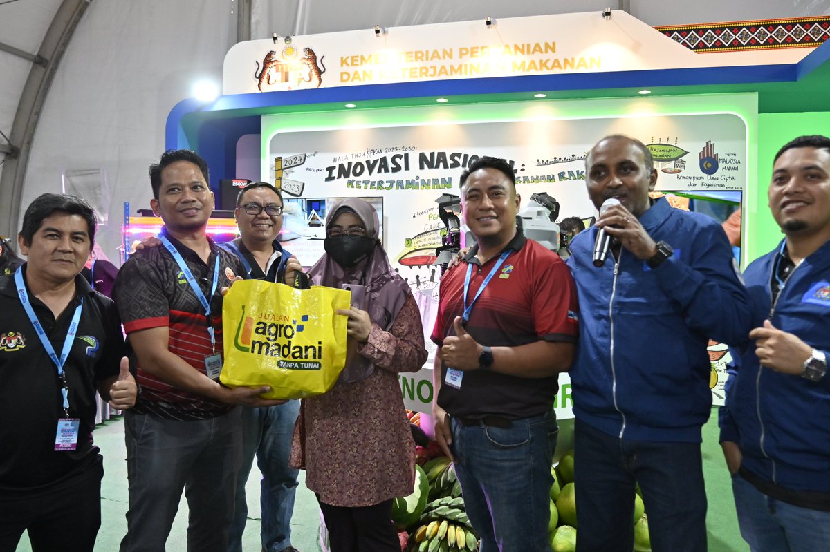 LPP_MALAYSIA's tweet photo. 𝗛𝗔𝗥𝗜 𝗧𝗘𝗥𝗔𝗞𝗛𝗜𝗥 𝗣𝗥𝗢𝗚𝗥𝗔𝗠 𝗠𝗔𝗗𝗔𝗡𝗜 𝗥𝗔𝗞𝗬𝗔𝗧 𝟮𝟬𝟮𝟰 𝗦𝗔𝗬𝗔𝗡𝗚𝗜 𝗦𝗔𝗕𝗔𝗛

Menerima kunjungan dari Menteri Perdagangan Dalam Negeri dan Kos Sara Hidup YB Datuk Armizan Mohd Ali di Reruai KPKM.

https://t.co/ngKI3zJP5B https://t.co/ou4bIrZn2P