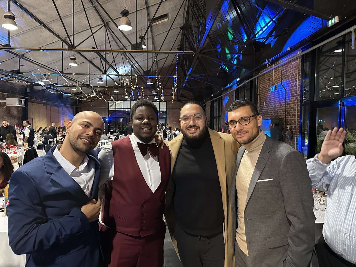 Je sais pas combien d’années sépare ces deux photos peut être une dizaine d’année 

Mais ça me fait toujours un truc de retrouver les grands  reufs comme à l’ancienne
Surtout pour un grand évènement comme ça <a href="/Inter_Snake/">Inter</a> <a href="/Yass_Smash/">YassWeCan</a> 

Encore félicitations mon reuf <a href="/LeBlackbigo/">Blackbigo</a>