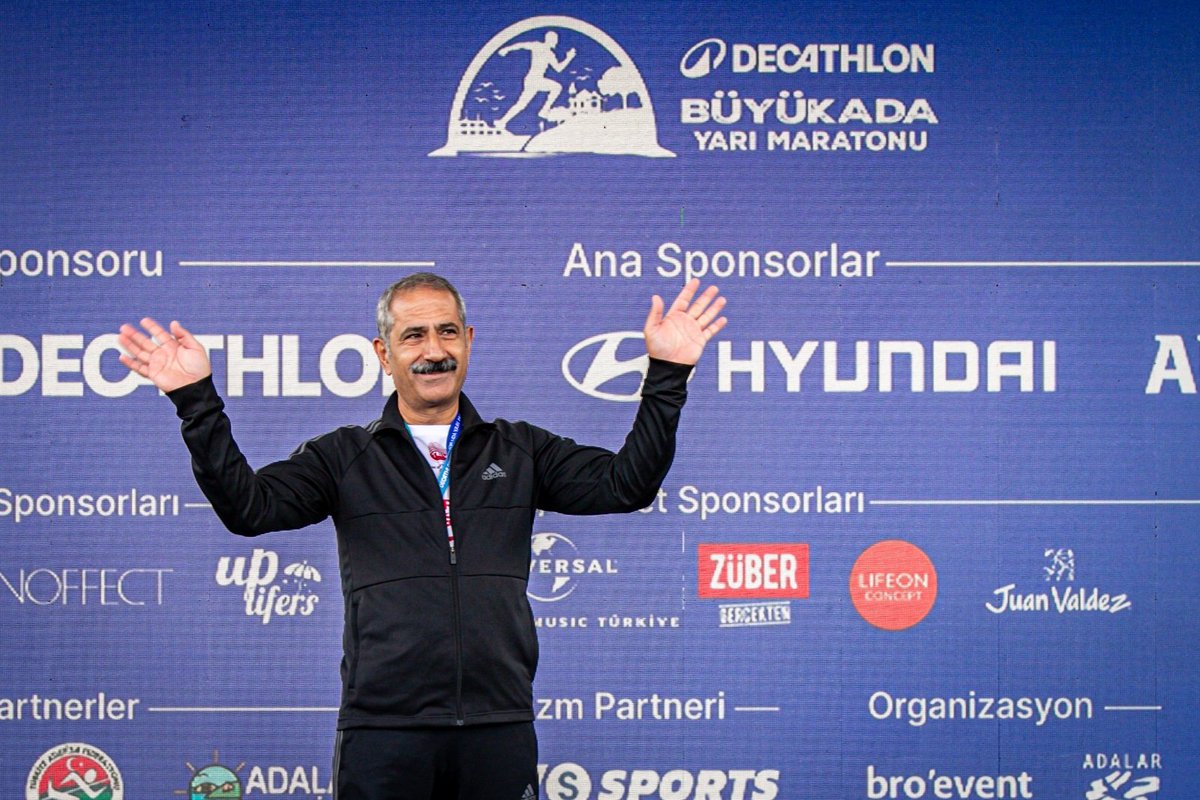 ErcanAkpolat1's tweet photo. Bugün çok kıymetli sporcuları ve spora değer veren binlerce katılımcıyı Adalar’da ağırlamaktan, Decathlon Büyükada Yarı Maratonu’na ev sahipliği yapmaktan büyük mutluluk duyuyorum. Doğal güzellikleriyle, kültürü ve tarihiyle Adalar, ülkemizin bir mücevheri. https://t.co/azBGHeIzEV