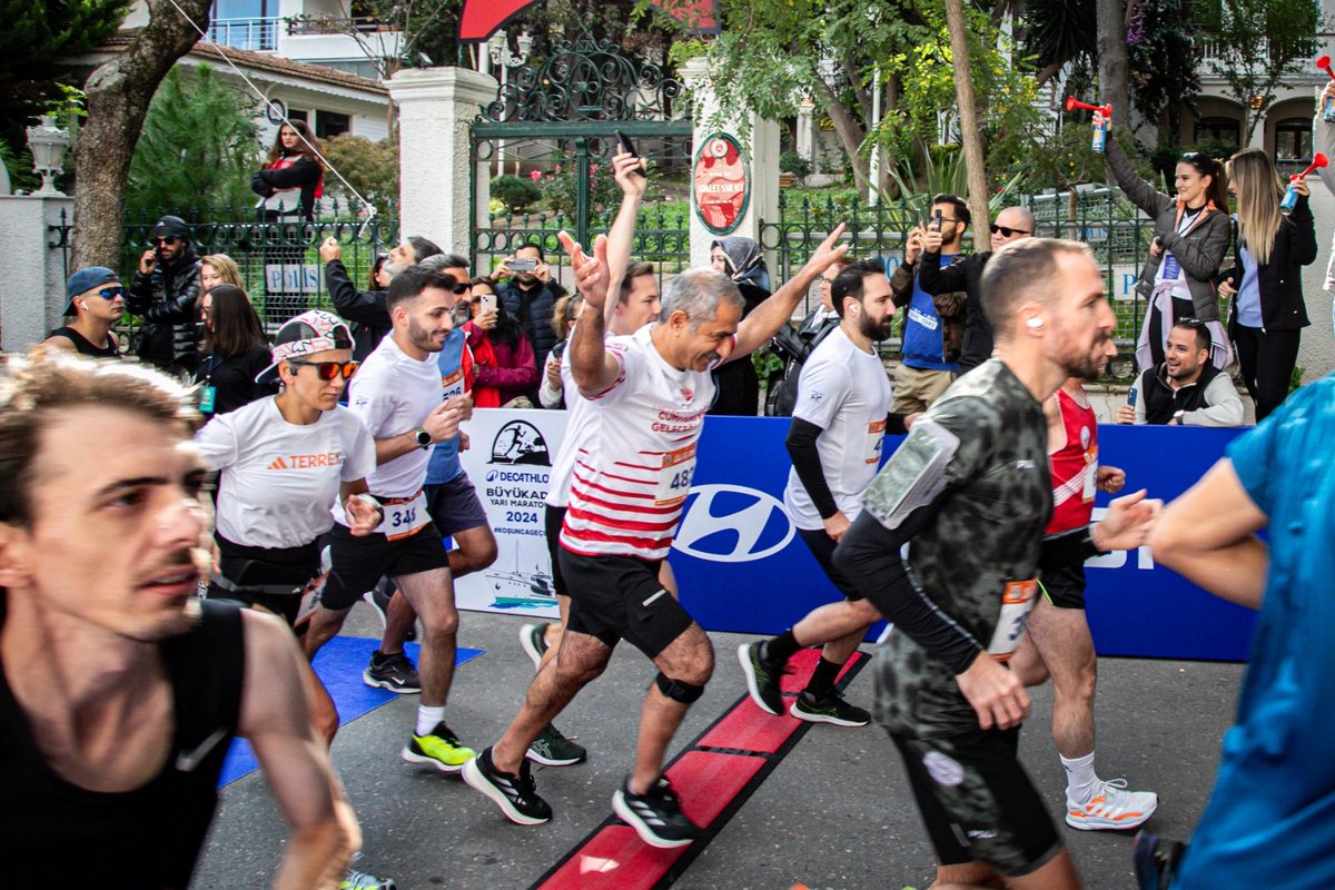 ErcanAkpolat1's tweet photo. Bugün çok kıymetli sporcuları ve spora değer veren binlerce katılımcıyı Adalar’da ağırlamaktan, Decathlon Büyükada Yarı Maratonu’na ev sahipliği yapmaktan büyük mutluluk duyuyorum. Doğal güzellikleriyle, kültürü ve tarihiyle Adalar, ülkemizin bir mücevheri. https://t.co/azBGHeIzEV