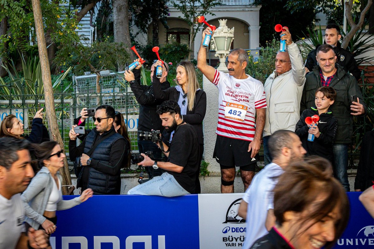 ErcanAkpolat1's tweet photo. Bugün çok kıymetli sporcuları ve spora değer veren binlerce katılımcıyı Adalar’da ağırlamaktan, Decathlon Büyükada Yarı Maratonu’na ev sahipliği yapmaktan büyük mutluluk duyuyorum. Doğal güzellikleriyle, kültürü ve tarihiyle Adalar, ülkemizin bir mücevheri. https://t.co/azBGHeIzEV