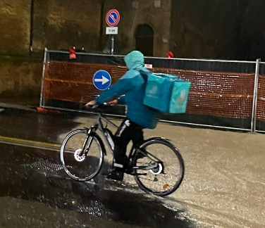 Emergenza24's tweet photo. [20.10-18:00] [PROPOSTA] Siete d'accordo che quando c'è un'allerta meteo, allagamenti o neve siano sospesi i servizi dei rider dalle stesse piattaforme? 
Se si, a chi dobbiamo rivolgere la richiesta per obbligarli a questo? 
Scrivi qui sotto ⬇️ Grazie 🙏
Foto e ispirazione @fab_brink