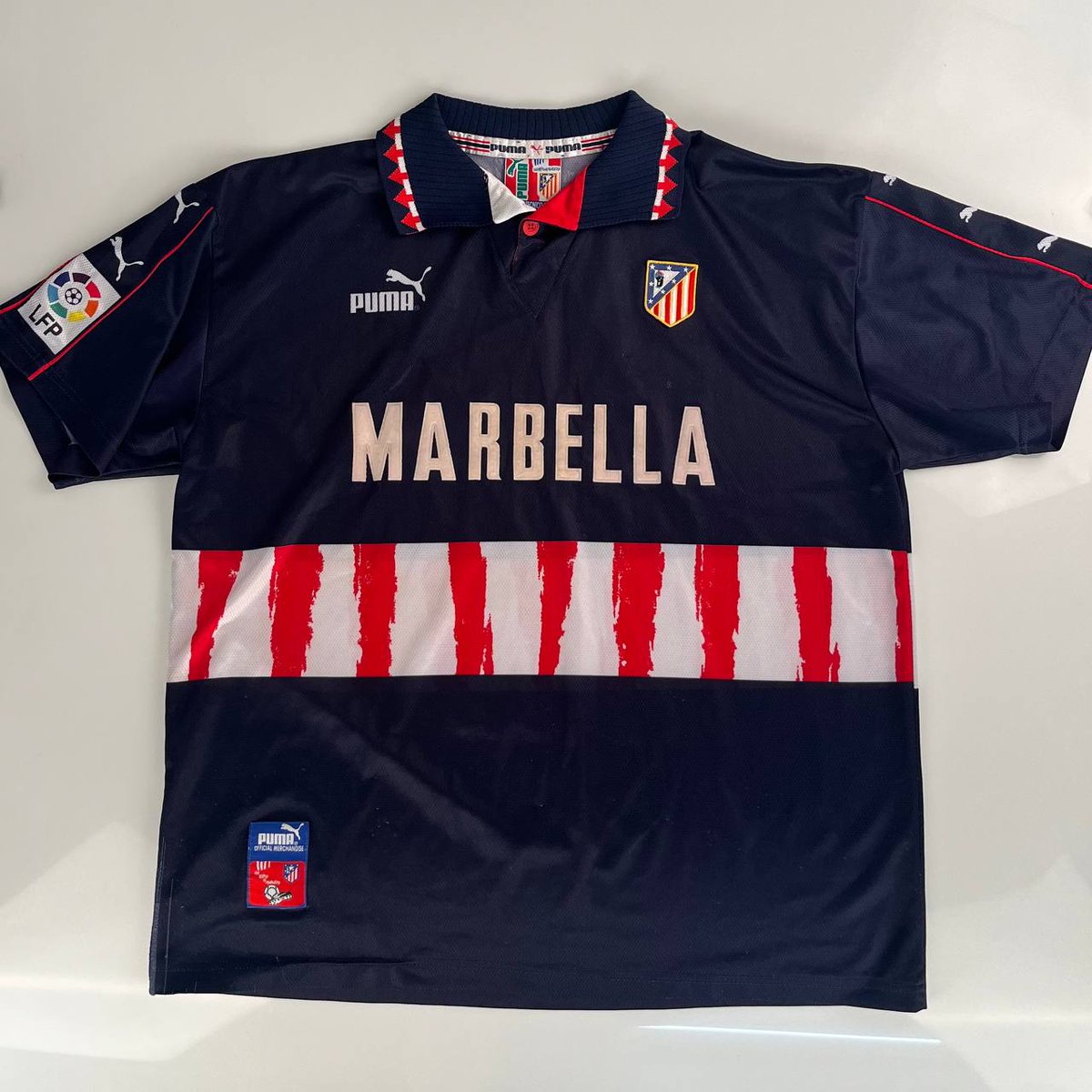 Reycholosimeone's tweet photo. 🔵🔴SORTEO CAMISETA RETRO DEL ATLETI 97/98 VISITANTE 🔵🔴

Para participar, fácil y sencillo:

➡️ Seguir a @Ctinfo_17 y @Reycholosimeone 
🔁 Haz RT a este Tweet

El ganador 24 de octubre. 

Mucha suerte 🍀 https://t.co/XLeWuesKBt