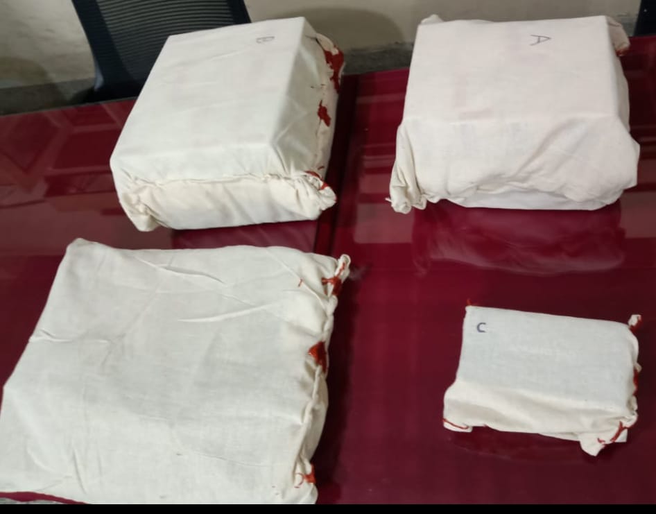 🇮🇳CENTRAL BUREAU OF NARCOTICS🇮🇳

🚨CBN in Action🚨

📌Date: 18/19.10.2024
📌Place: Jaipur &amp; Alwar, Rajasthan
📌CBN Jaipur seized 5280 Capsules of Tramadol.
📌 02 persons arrested under NDPS Act, 1985.
📌 Further investigation on.

<a href="/FinMinIndia/">Ministry of Finance</a> <a href="/cbic_india/">CBIC</a> <a href="/PIB_India/">PIB India</a> <a href="/ANI/">ANI</a>