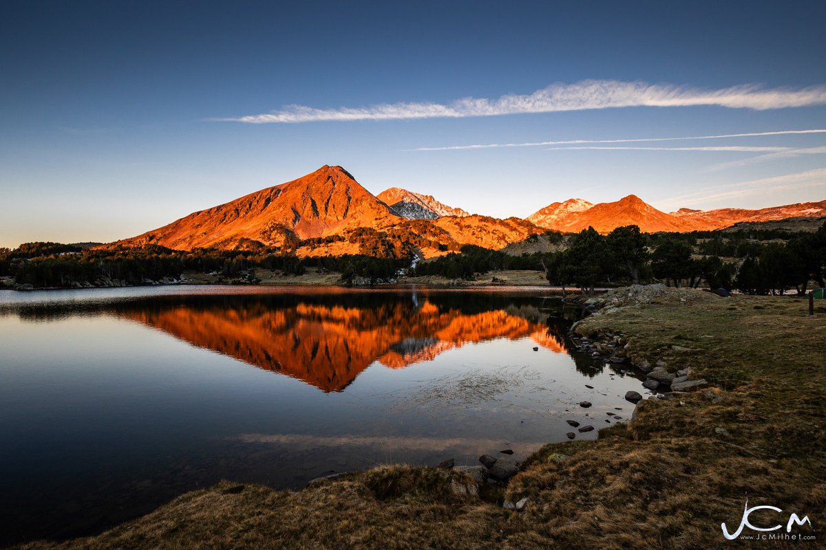 JcMilhet's tweet photo. Photo du dimanche.
Lever de soleil sur les #Perics depuis le lac des Camporeils.
-
#Capcir #PyrénéesCatalanes
📸 Jc Milhet / #HansLucas https://t.co/BrgDODgGBt