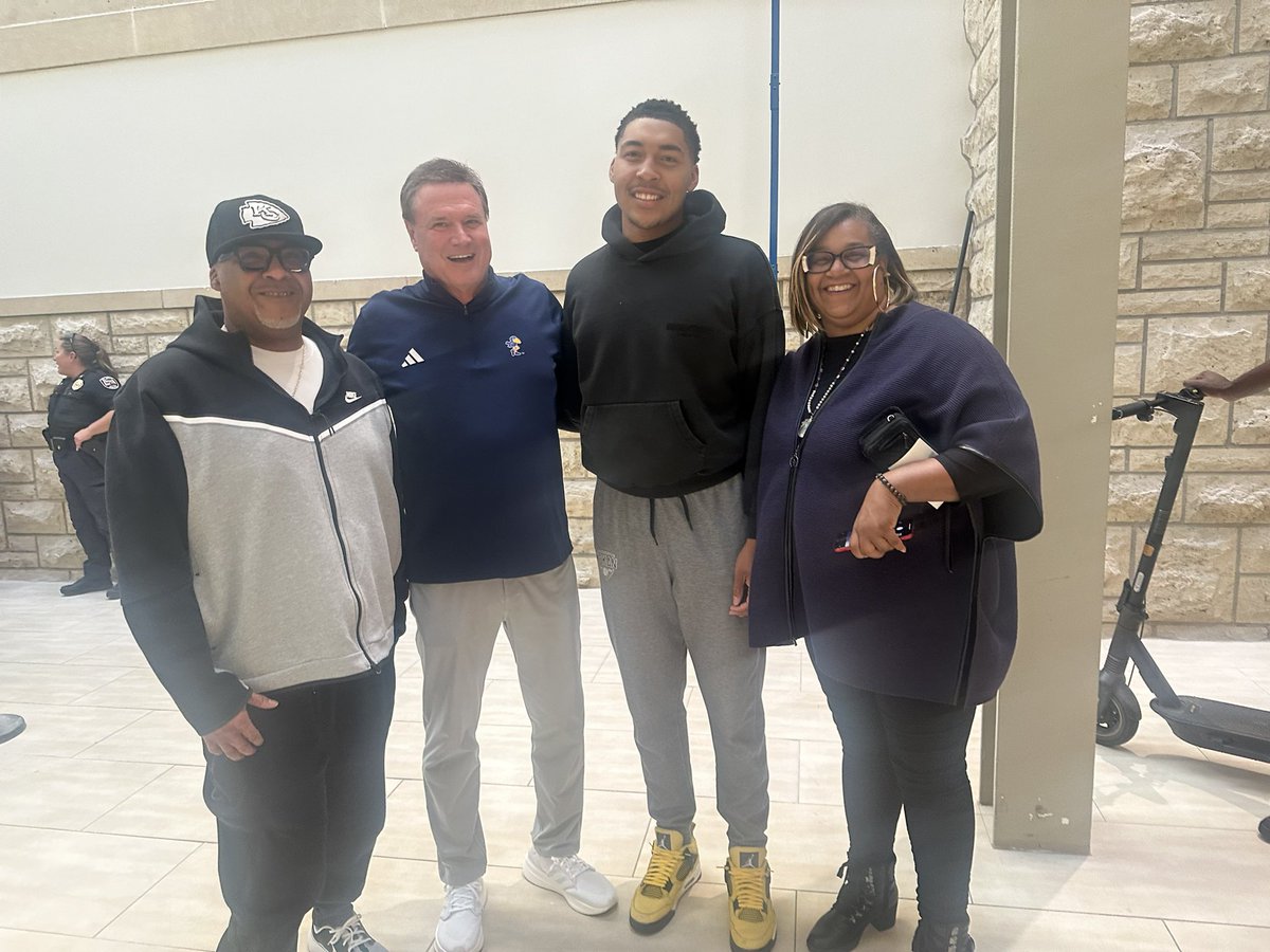 Cameronbarns35's tweet photo. Had a great experience at @KUHoops Friday. Thank you coach Coach Roberts https://t.co/g0kfgfeWfg