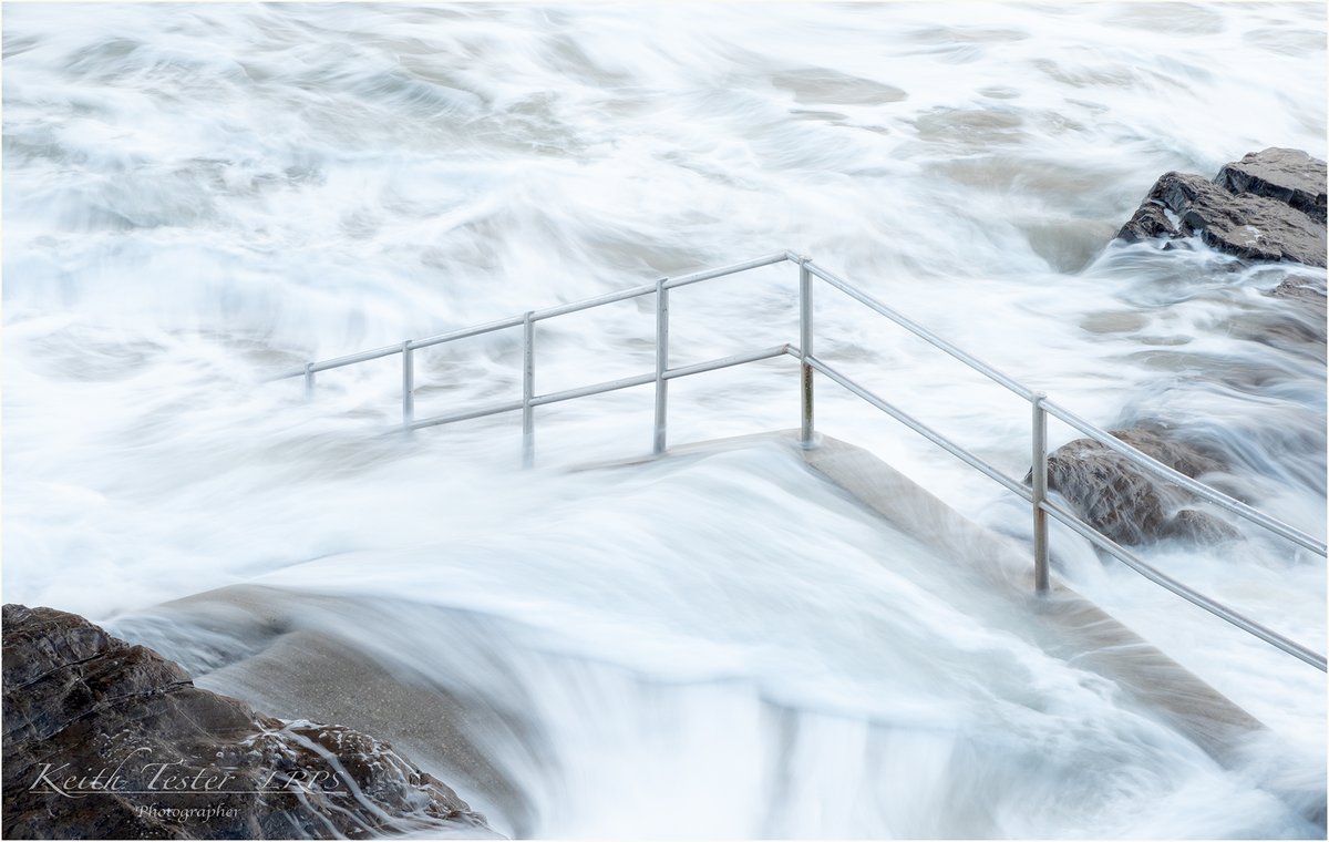 keithtesterliv1's tweet image. It was a really high tide at Bude yesterday evening, so Andrea and myself got set up with our cameras down to the tidal pool.
It was cutting up pretty rough at sea, with the waves coming up and swirling around the hand rails. #budetidalpool #slowshutter #handrails #roughseas