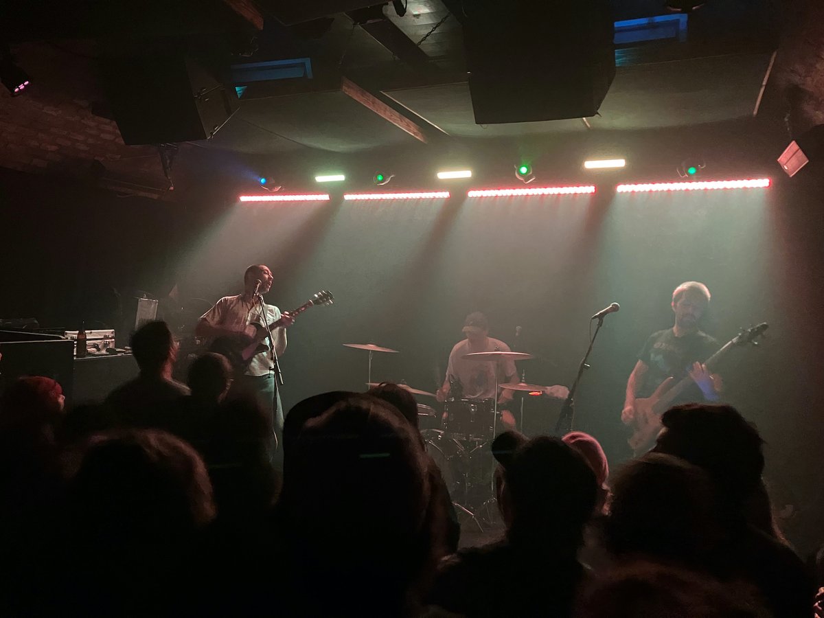 Full throttle #hardcore grind #noise #stoner #drone: #lilacvegetal #urlaubaufdermüllinsel #eprelease w/ #calorisimpact and #vomits at <a href="/Kramladen/">Kramladen</a> 

>> stateofguitars.net/lilac-vegetal-… 

#kramladenwien #grazilrecords #funnygames #live #concert #stateofguitars #grindcore #stonerrock #punk