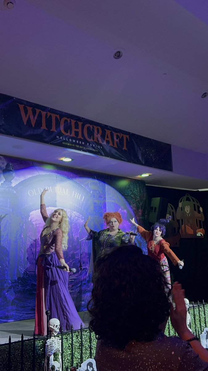 andrealcutie's tweet image. A fun day yesterday partying with the Salem sisters at the “Hocus Pocus” Halloween pop up!👻🎃✨ #halloweenpopup #hocuspocus #funweekend