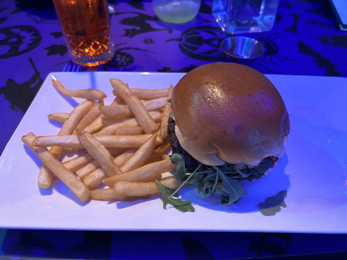 andrealcutie's tweet image. A fun day yesterday partying with the Salem sisters at the “Hocus Pocus” Halloween pop up!👻🎃✨ #halloweenpopup #hocuspocus #funweekend