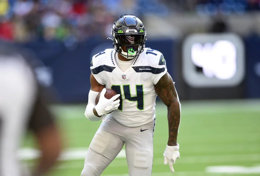 R2GLeague's tweet photo. Divisional Round:
BAL 42 | NE 6
MIA 28 | IND 14
GB 34 | DAL 21
SEA 23 | ATL 20

Highlighted by a 50+ yard catch by DK Metcalf for Seattle to get in FG range to finish off the weekend 🎞️ https://t.co/65YHenH2MT
