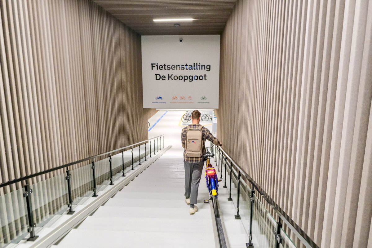 This week, the City of Rotterdam opened a beautiful new parking structure for 900 bicycles in the city center—named "De Koopgoot"—which will allow visitors to store their bikes close to shops, restaurants, and cultural institutions in a free, supervised, and sheltered facility.🧵