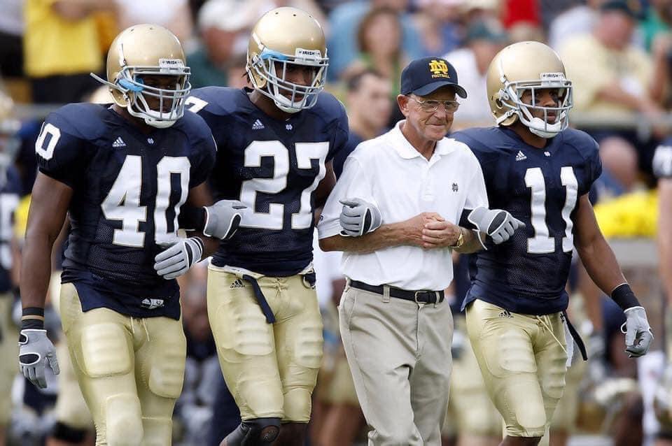 "Winners embrace hard work. They love the discipline of it, the trade-off they're making to win. Losers, on the other hand, see it as punishment. And that's the difference."
-Lou Holtz