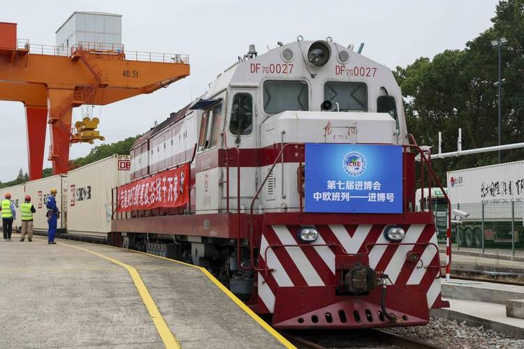 AmbCaiRun's tweet photo. The first "Jinbo" #China-#Europe freight #train carrying exhibits for the 7th China International lmport Expo (#CllE) arrived in Shanghai today. 🇨🇳🇪🇺
The 76 TEUs of containers of goods are valued at $14.08 mln, including cosmetics & mechanical equipment.
🔗https://t.co/8FcxhpuZGC