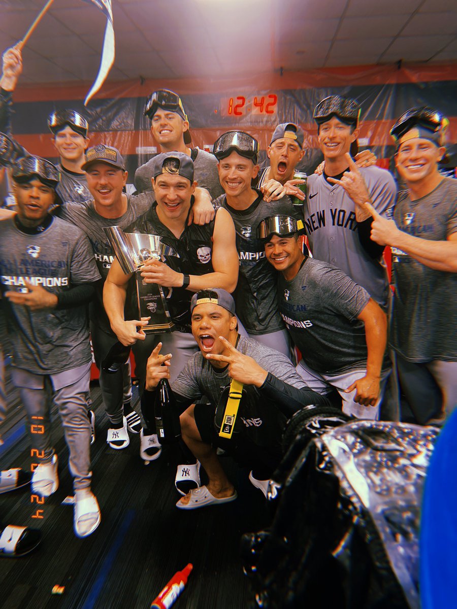 Yankees's tweet photo. A night we won’t forget. 

#RepBX https://t.co/CxfrUxzWuW