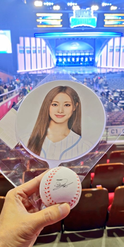 zelda0614's tweet photo. Got signed baseball from Tzuyu.😭 😭 😭  #tzuyu #TWICE9thAnniversary 
#TWICE_FANMEETING
#TWICE https://t.co/C9uPBM0nav