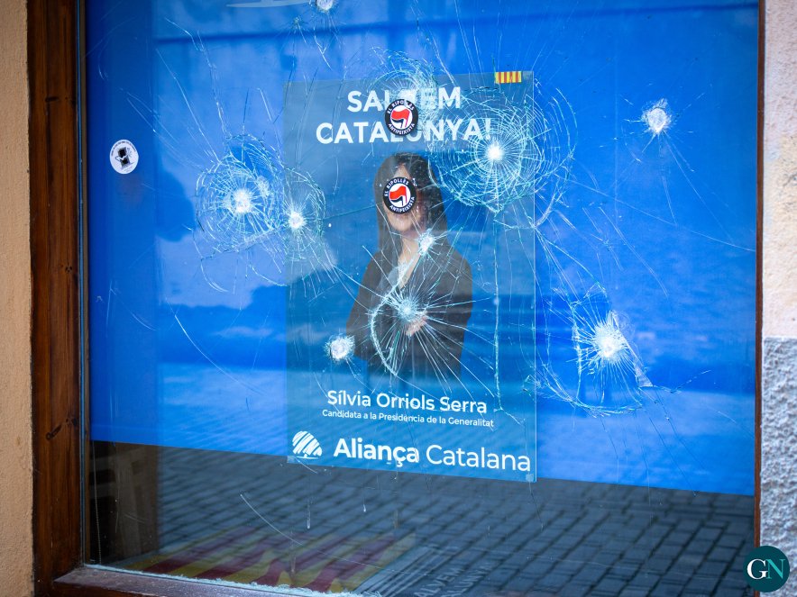 xavier_torrens's tweet photo. 📣 Manifestació a #Ripoll amb crits contra Sílvia Orriols i extrema dreta pel tancament de #lametxa ha acabat rebentant la seu d'Aliança Catalana
📢 Lemes: #NoTrauranLaMetxaDelsCarrers #StopAC #StopIslamofobia #ProuRacisme #ProuXenofòbia #StopIdentitaris #NoAlRacisme #FemXarxa https://t.co/0yNQQgdXhZ