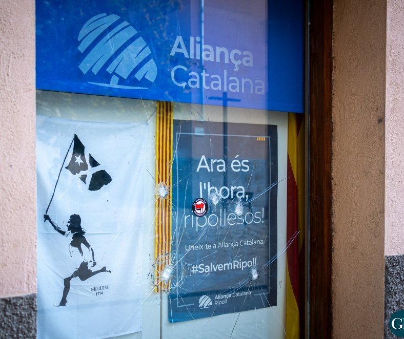 xavier_torrens's tweet photo. 📣 Manifestació a #Ripoll amb crits contra Sílvia Orriols i extrema dreta pel tancament de #lametxa ha acabat rebentant la seu d'Aliança Catalana
📢 Lemes: #NoTrauranLaMetxaDelsCarrers #StopAC #StopIslamofobia #ProuRacisme #ProuXenofòbia #StopIdentitaris #NoAlRacisme #FemXarxa https://t.co/0yNQQgdXhZ