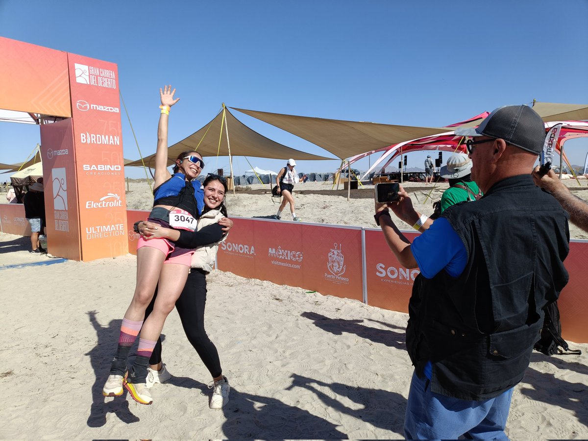 Chaposoto's tweet photo. Carolina Trujillo llega a la meta en la categoría de 35 Kms de la Gran Carrera del Desierto. Su hermana Paulina la levanta en brazos.

El que les toma la foto es nada menos que su papá, Víctor Trujillo.

Les suena el nombre? https://t.co/jGs3Z81BqT