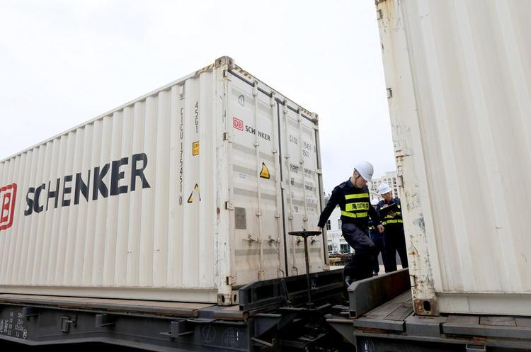 AmbCaiRun's tweet photo. The first "Jinbo" #China-#Europe freight #train carrying exhibits for the 7th China International lmport Expo (#CllE) arrived in Shanghai today. 🇨🇳🇪🇺
The 76 TEUs of containers of goods are valued at $14.08 mln, including cosmetics & mechanical equipment.
🔗https://t.co/8FcxhpuZGC
