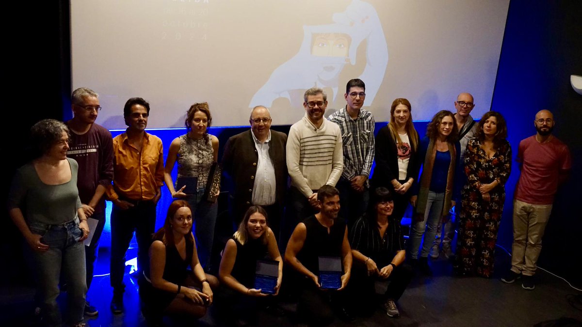 som_cinema's tweet photo. Fotos de grup dels guanyadors i guanyadores del 15 @som_cinema. @paerialleida @IEILleida @icec_cat @UdL_info @Screenboxlleida @Horitzons2050 @ILERNAfp @EEccit @InsCaparrella @LleidaTV @RadioRossello https://t.co/pCNiJB9EHN