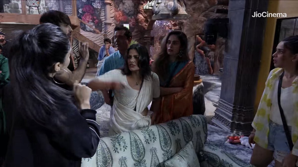 Im_kajal_'s tweet photo. Hema Sharma becomes the First Contestants to get EVICTED from the #BiggBoss18 house #HemaSharma 🚨 #BigBoss18 #evication #weekandkavaar https://t.co/8wsSYKIG6h