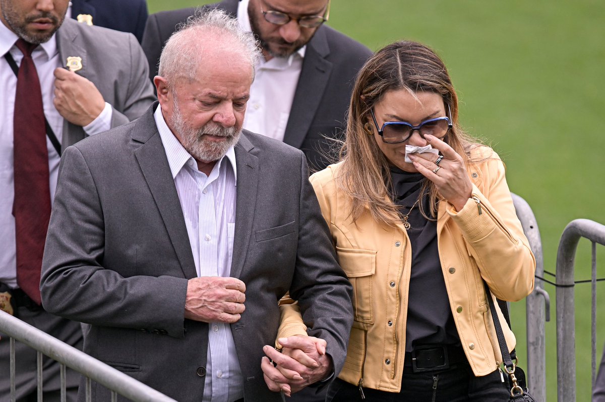 choquei's tweet photo. 🚨ATENÇÃO: Lula sofre acidente doméstico em Brasília. O presidente caiu e bateu a cabeça na região da nuca. A viagem que ele faria para a Rússia ainda hoje foi cancelada. https://t.co/XvFSbjdCma