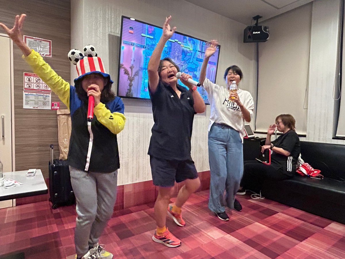MiyuKick33's tweet photo. 前日からの猛練習実らず、NHKのど自慢予選で、散りましたー💦！
でも、楽しい1日でした。審査結果を待つ間に、ステージで、指定された歌を、好きな人が歌うコーナーがあって、再度オンステージ! KAN 愛は勝つ！ https://t.co/5dbZcpzaXC