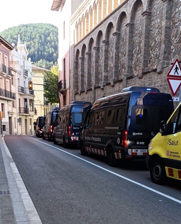 xavier_torrens's tweet photo. 📣 Desplegament policial en la manifestació a #Ripoll contra Orriols i Aliança Catalana
📢 #NoTrauranLaMetxaDelsCarrers #StopAC #StopIslamofobia #ProuRacisme #ProuXenofòbia #StopIdentitaris #NoAlRacisme #Antifeixisme #ExtremaDreta https://t.co/ZTT2YSnUF0