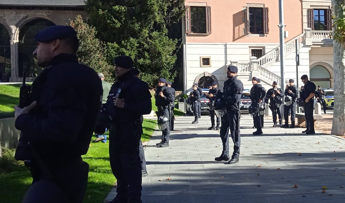 xavier_torrens's tweet photo. 📣 Desplegament policial en la manifestació a #Ripoll contra Orriols i Aliança Catalana
📢 #NoTrauranLaMetxaDelsCarrers #StopAC #StopIslamofobia #ProuRacisme #ProuXenofòbia #StopIdentitaris #NoAlRacisme #Antifeixisme #ExtremaDreta https://t.co/ZTT2YSnUF0