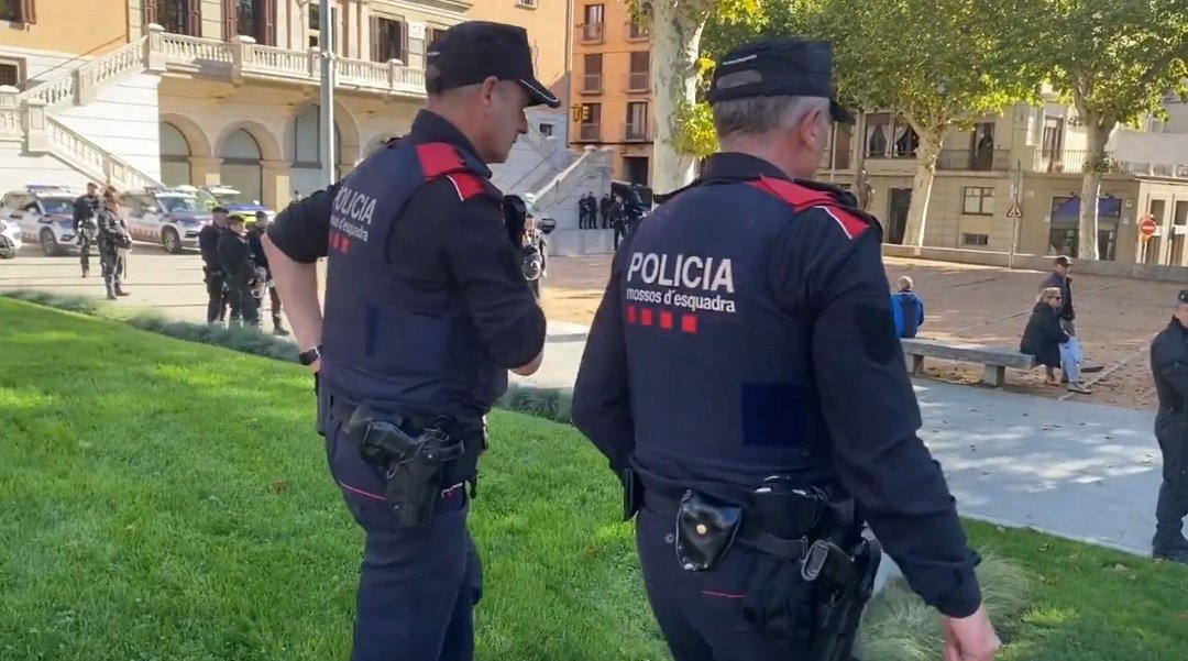 xavier_torrens's tweet photo. 📣 Desplegament policial en la manifestació a #Ripoll contra Orriols i Aliança Catalana
📢 #NoTrauranLaMetxaDelsCarrers #StopAC #StopIslamofobia #ProuRacisme #ProuXenofòbia #StopIdentitaris #NoAlRacisme #Antifeixisme #ExtremaDreta https://t.co/ZTT2YSnUF0