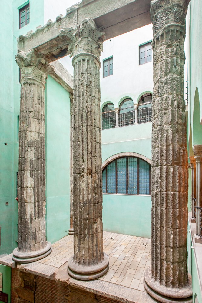 Gràcies a una reforma feta per Domènech i Montaner, #taldiacomavui de 1905 s'inaugurà el Centre Excursionista de Catalunya al kilòmetre zero de l'arquitectura barcelonina: la casa del Barri Gòtic que acull l'antic Temple Romà de Barcino. Fil sobre la història de les columnes. 📜