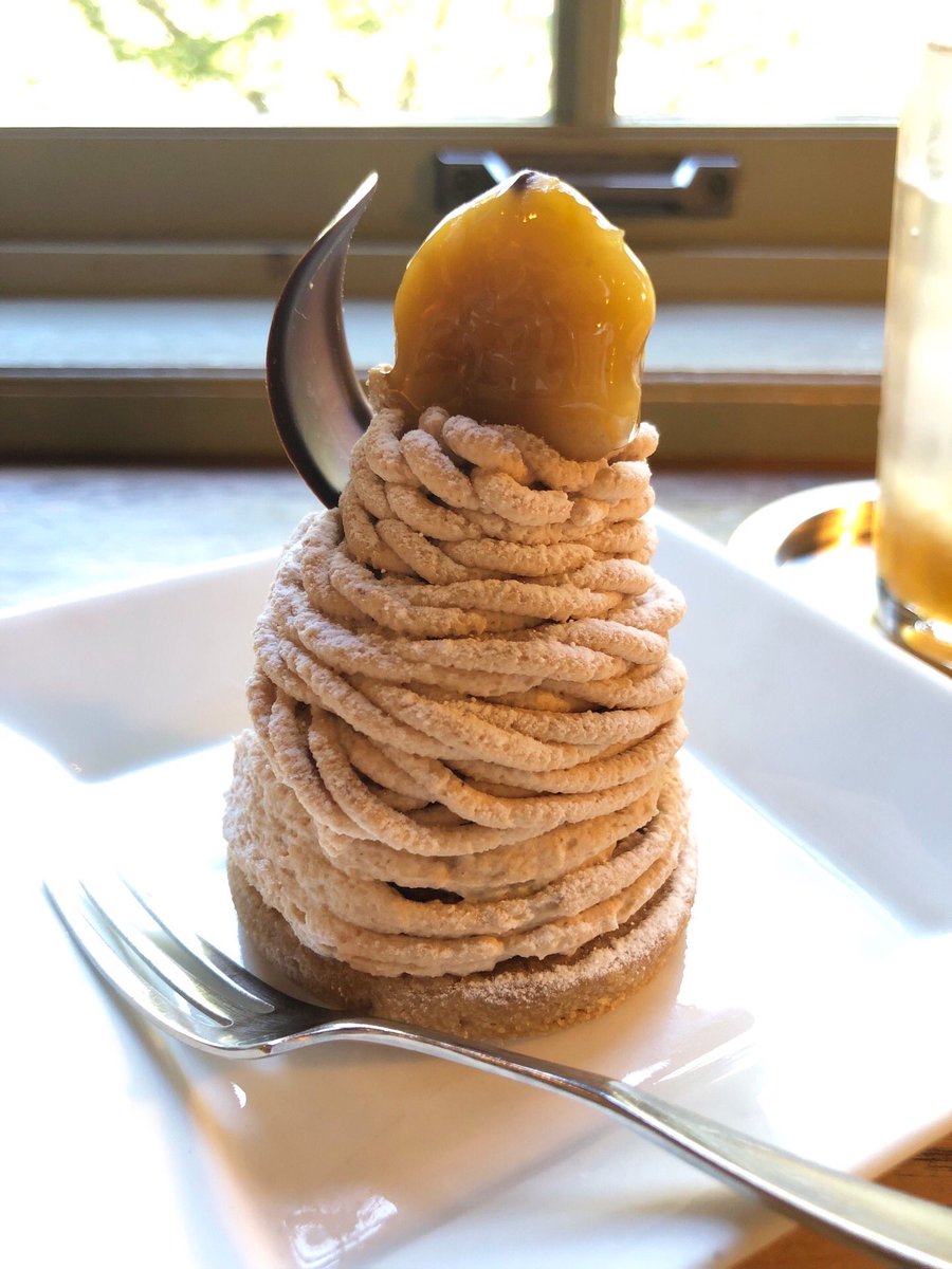 andy_shonan's tweet photo. 下呂市の山間にある人気のケーキ屋さん『#ジークフリーダ(#Siegfrieda)』さんへ
ももちゃん(@hayashimomoko)に勧めてもらった「ミルフィーユ」は、残念ながら早々に売り切れ😿
でも、他にも魅力的なケーキがたーくさん!
その中から「モンブラン」
Drinkは「自家製ジンジャーエール」をチョイス♪ https://t.co/hMLzbcTXWP
