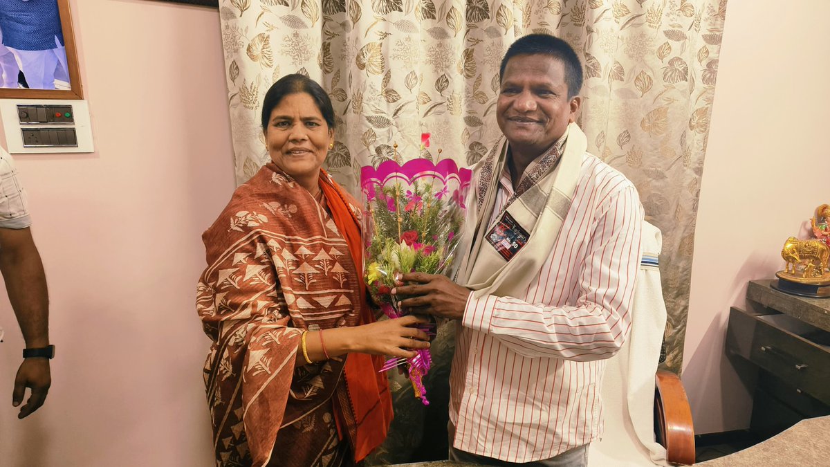 dhullu_mahto's tweet photo. निरसा विधानसभा क्षेत्र के लोकप्रिय विधायिका अपर्णा सेन गुप्ता जी को आज आवास में भारतीय जनता पार्टी द्वारा पुनः प्रत्याशी बनायें जाने पर बधाई शुभकामनायें दियें। 
आपने हमेशा क्षेत्र के विकास और जनता की भलाई के लिए अथक प्रयास किया है।आपके नेतृत्व में निरसा विधानसभा क्षेत्र नई ऊँचाइयों को छुए, यही कामना है।आपके उज्जवल भविष्य की कामना करता हूँ।

@AparnaSeng89472